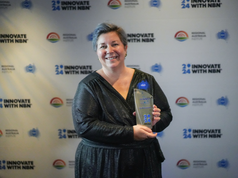 Simone Eyles, Founder at Disinfluencer, holds the 2024 Innovate with nbn trophy for the Education category